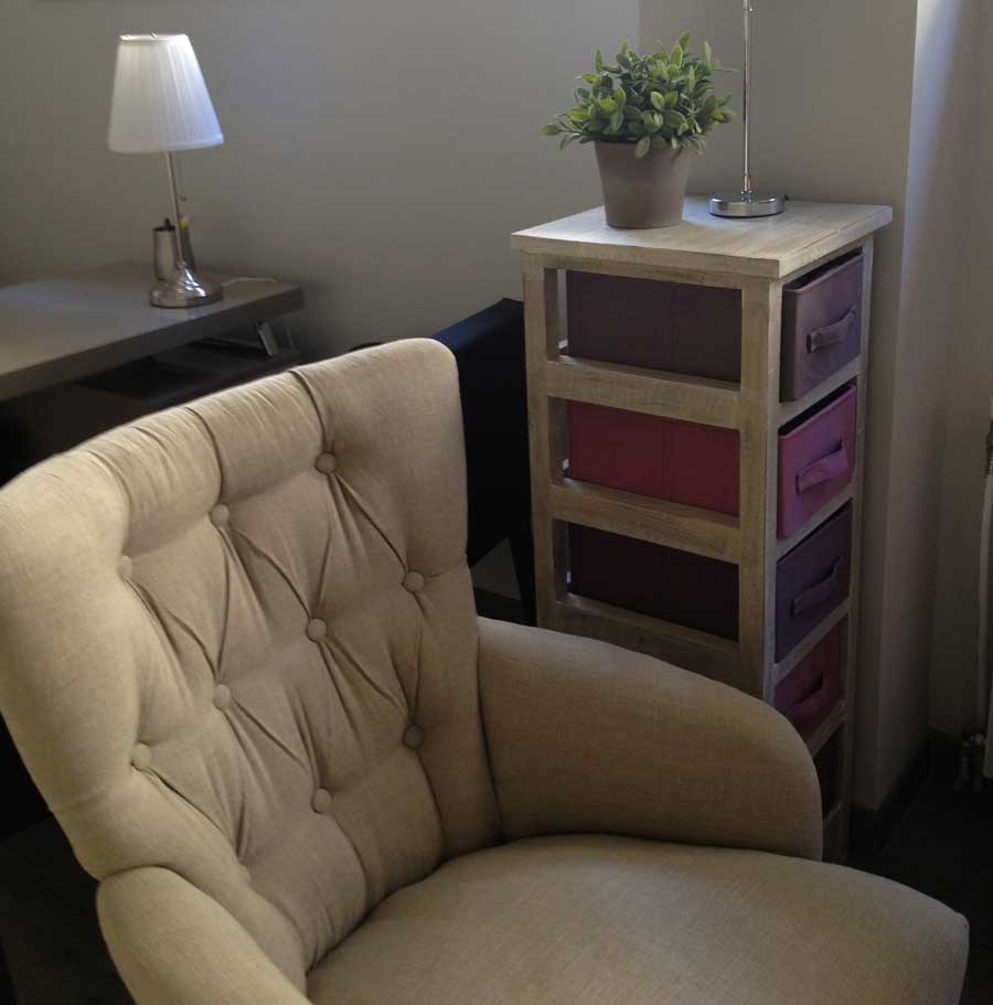   Car il me semble important de se sentir bien dans le lieu dans lequel on expose son intimité, je vous recevrai ensuite dans mon bureau, propice à un échange agréable et confortable, composé de deux espaces :  L’espace « bureau »